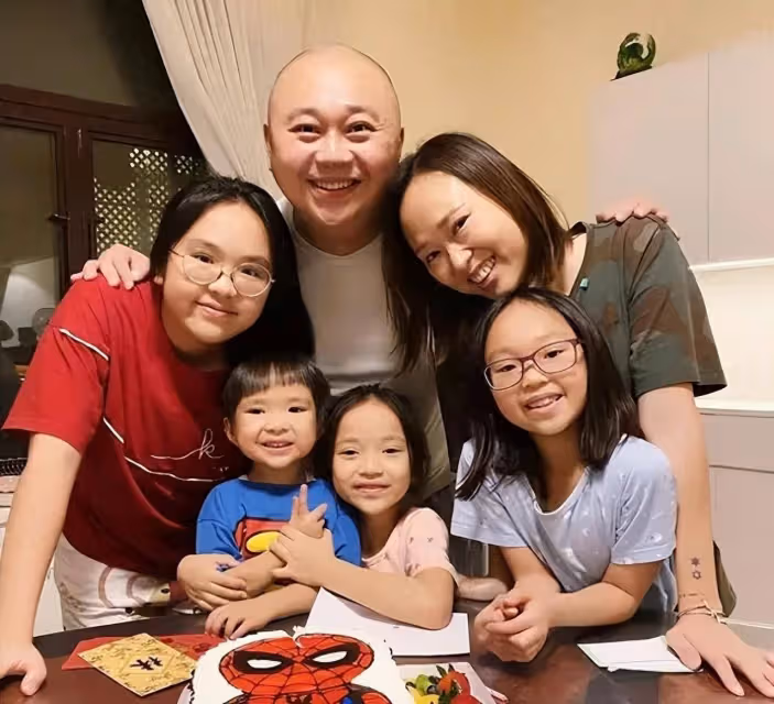 壓力爆棚！知名港星林盛斌深夜酒店痛哭，曾內地開巡演黃腔不斷