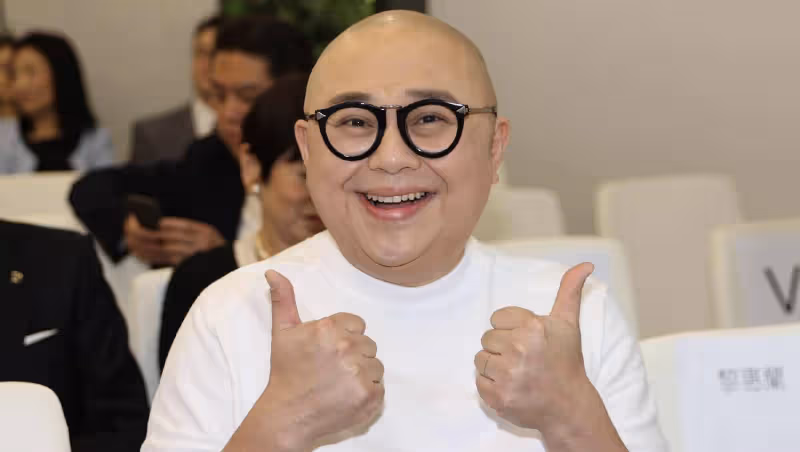 壓力爆棚！知名港星林盛斌深夜酒店痛哭，曾內地開巡演黃腔不斷