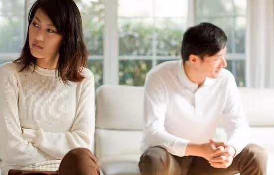 她45歲，月入20000，婆婆要住到她家養老，她對老公說那就離婚吧