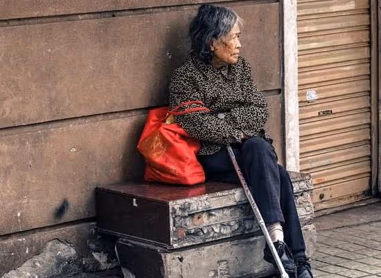 她45歲，月入20000，婆婆要住到她家養老，她對老公說那就離婚吧