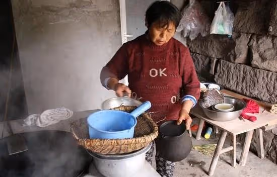 她45歲，月入20000，婆婆要住到她家養老，她對老公說那就離婚吧