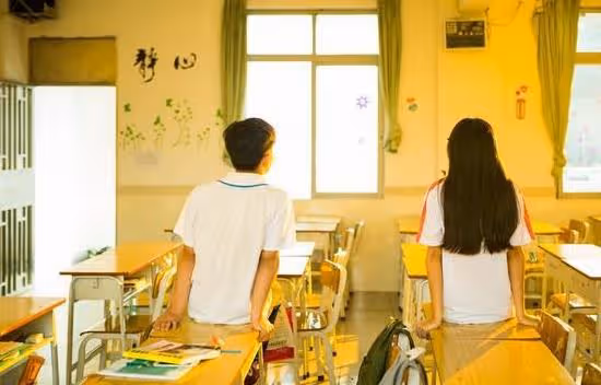 她45歲，月入20000，婆婆要住到她家養老，她對老公說那就離婚吧