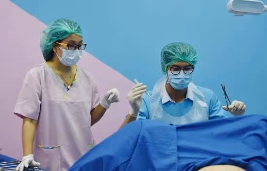 她45歲，月入20000，婆婆要住到她家養老，她對老公說那就離婚吧