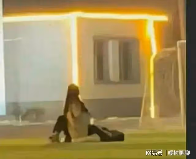 辣眼睛！網傳高校情侶操場不雅行為惹百人圍觀，校方卻撇清關係！