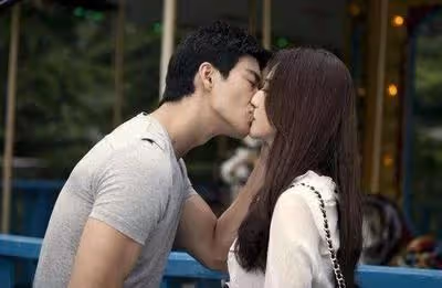為了前途，我離了婚，和情人結婚後我痛苦不堪，前妻卻閃耀光芒