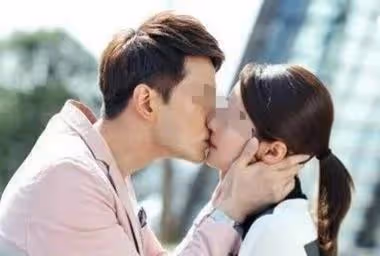 為了前途，我離了婚，和情人結婚後我痛苦不堪，前妻卻閃耀光芒