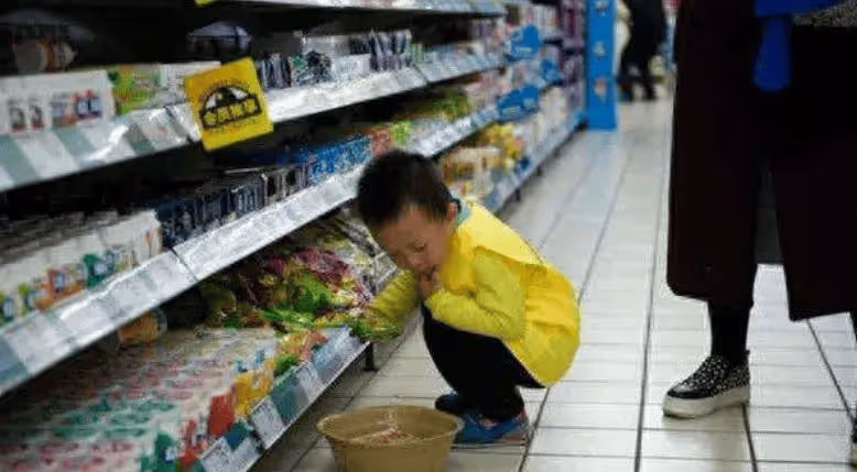 孫子愛玩「摔破一盒雞蛋」店員氣喊：10倍賠償！阿嬤不疾不徐「說了一段話」他瞬間沉默了...