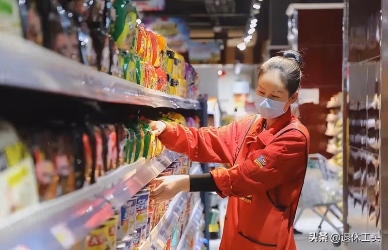 孫子愛玩「摔破一盒雞蛋」店員氣喊：10倍賠償！阿嬤不疾不徐「說了一段話」他瞬間沉默了...