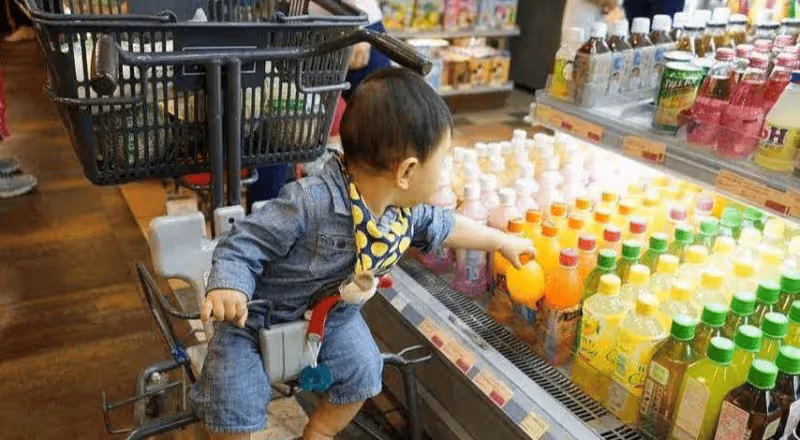 孫子愛玩「摔破一盒雞蛋」店員氣喊：10倍賠償！阿嬤不疾不徐「說了一段話」他瞬間沉默了...
