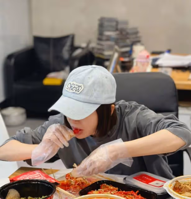秦嵐曬豪華工作餐，小龍蝦成亮點，好身材惹人羨