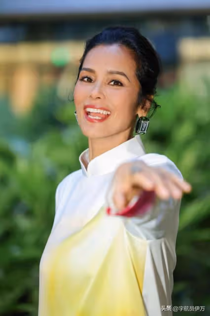 韋唯：移居美國住豪宅，卻慘遭丈夫家暴，如今回國發展成人生贏家