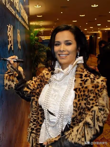 韋唯：移居美國住豪宅，卻慘遭丈夫家暴，如今回國發展成人生贏家