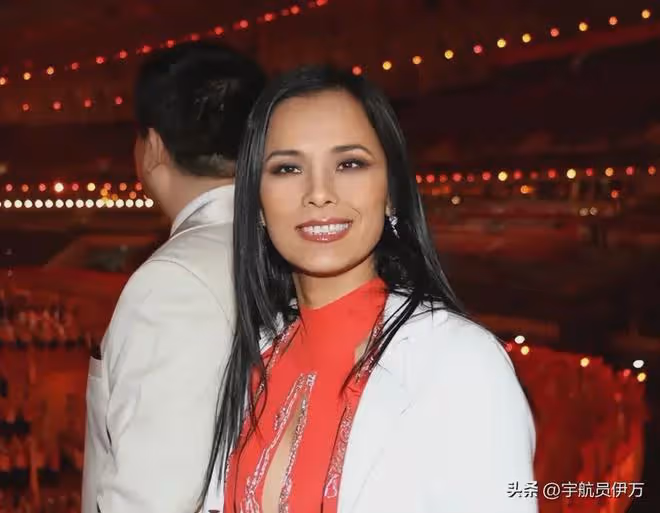 韋唯：移居美國住豪宅，卻慘遭丈夫家暴，如今回國發展成人生贏家