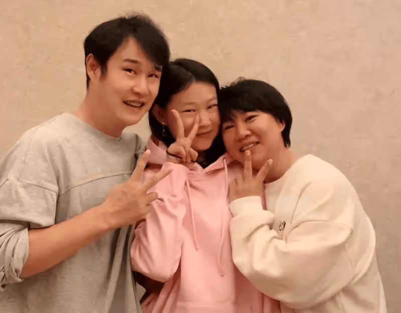小瀋陽回老家探望父母惹爭議!語氣表情神似哥哥,女兒超像奶奶