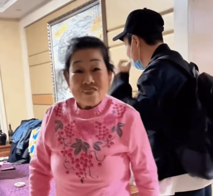 小瀋陽回老家探望父母惹爭議!語氣表情神似哥哥,女兒超像奶奶