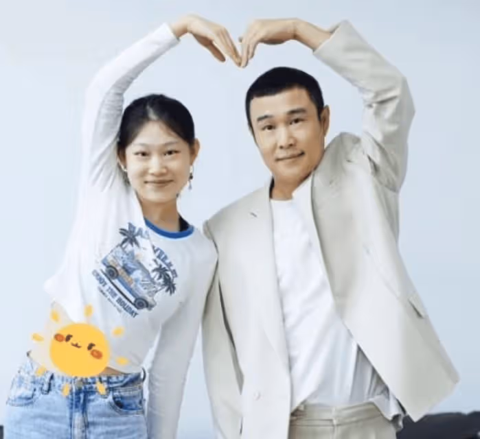 小瀋陽回老家探望父母惹爭議!語氣表情神似哥哥,女兒超像奶奶