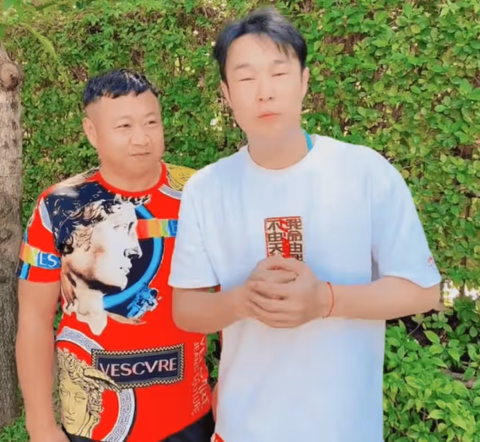 小瀋陽回老家探望父母惹爭議!語氣表情神似哥哥,女兒超像奶奶