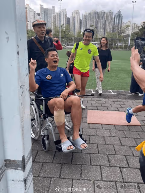 62歲黃日華突然坐輪椅!獲羅家英譚詠麟護送 50億駙馬拍攝直擊