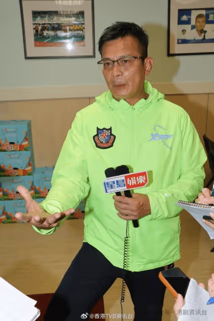62歲黃日華突然坐輪椅!獲羅家英譚詠麟護送 50億駙馬拍攝直擊