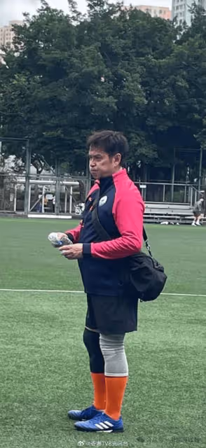 62歲黃日華突然坐輪椅!獲羅家英譚詠麟護送 50億駙馬拍攝直擊