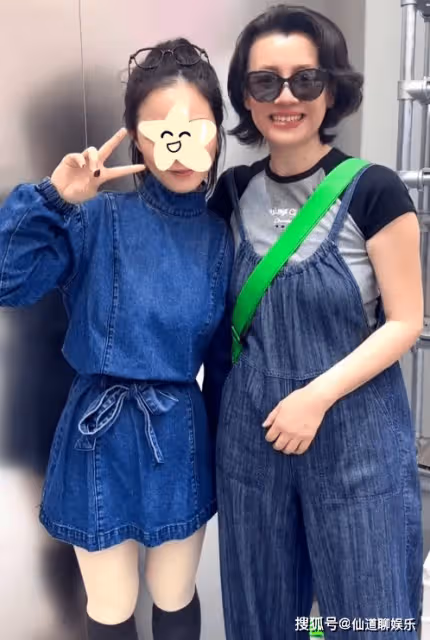 大娘子劉琳重慶逛街被偶遇,穿扮元氣時髦,與路人合影笑容好親切
