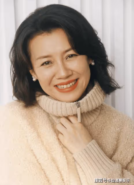 大娘子劉琳重慶逛街被偶遇,穿扮元氣時髦,與路人合影笑容好親切