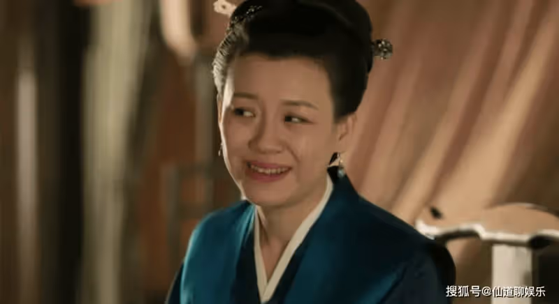 大娘子劉琳重慶逛街被偶遇,穿扮元氣時髦,與路人合影笑容好親切