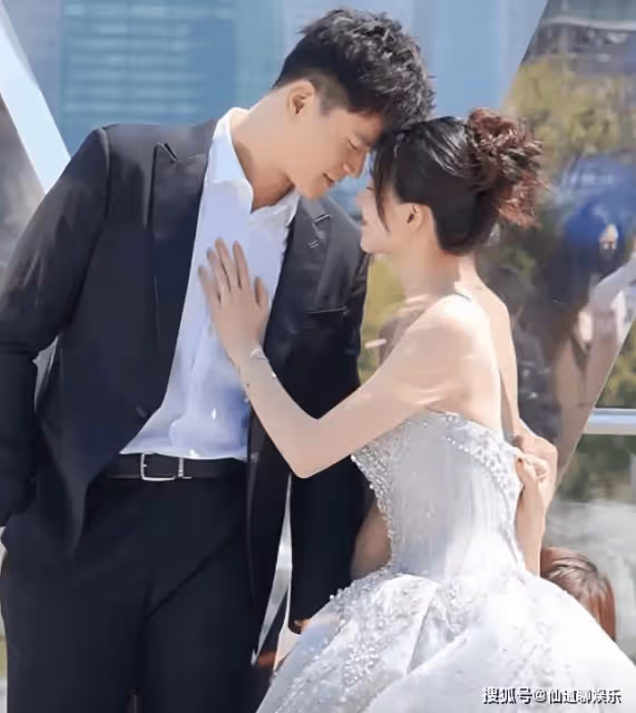 孫楊夫婦高調同框,張豆豆穿高定禮服氣質不輸明星,女方眼神好甜