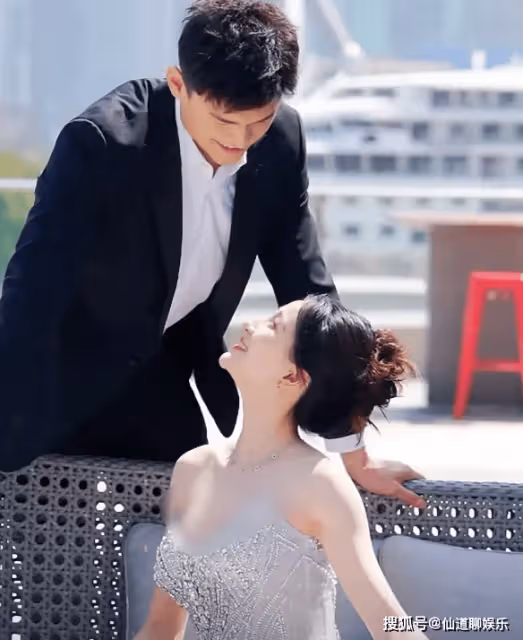 孫楊夫婦高調同框,張豆豆穿高定禮服氣質不輸明星,女方眼神好甜