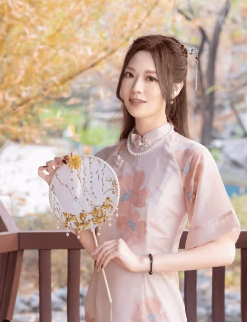 29歲TVB女星重返校園!知名度不小,被教授和同學求合照!