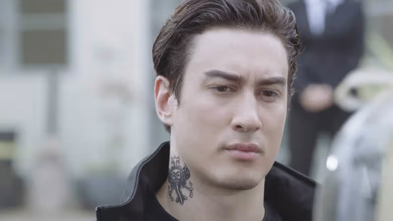 TVB混血男星憑新劇一夜爆紅，拍打戲以一敵三，高顏值引熱議