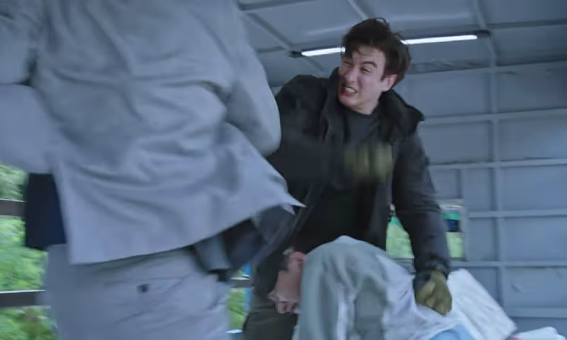 TVB混血男星憑新劇一夜爆紅，拍打戲以一敵三，高顏值引熱議