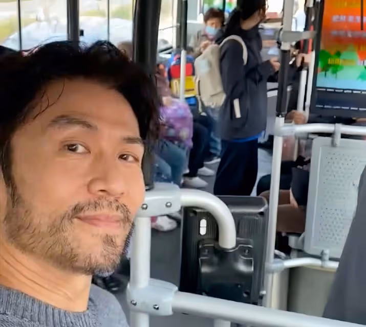 香港男星留鬍鬚變滄桑大叔，坐公交車無人認識，55歲仍渴望生小孩