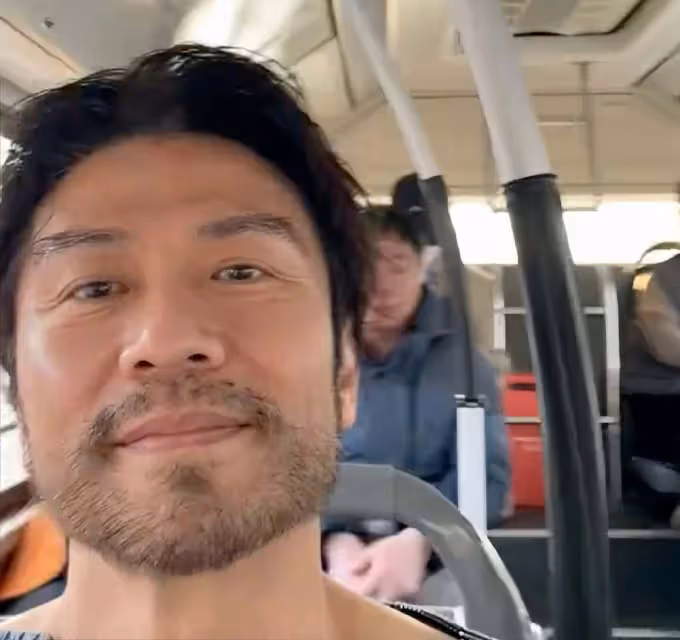 香港男星留鬍鬚變滄桑大叔，坐公交車無人認識，55歲仍渴望生小孩