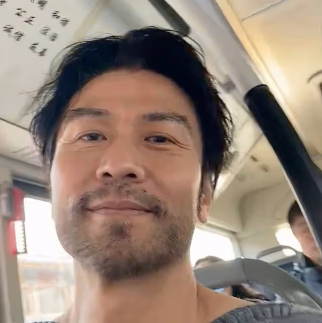 香港男星留鬍鬚變滄桑大叔，坐公交車無人認識，55歲仍渴望生小孩