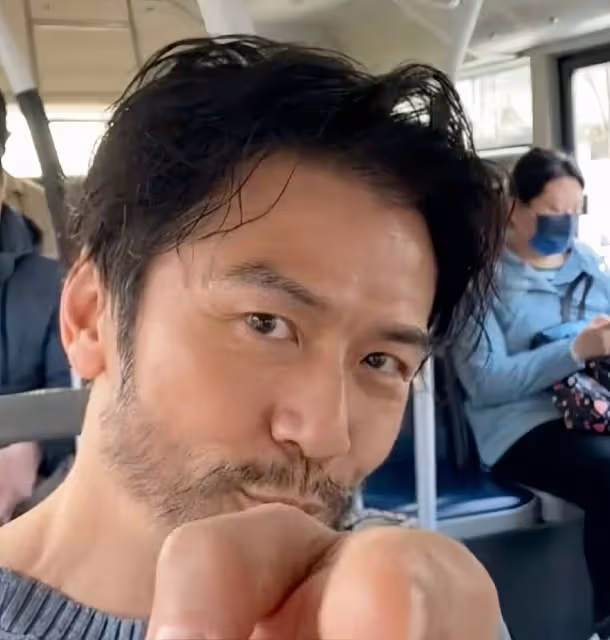 香港男星留鬍鬚變滄桑大叔，坐公交車無人認識，55歲仍渴望生小孩