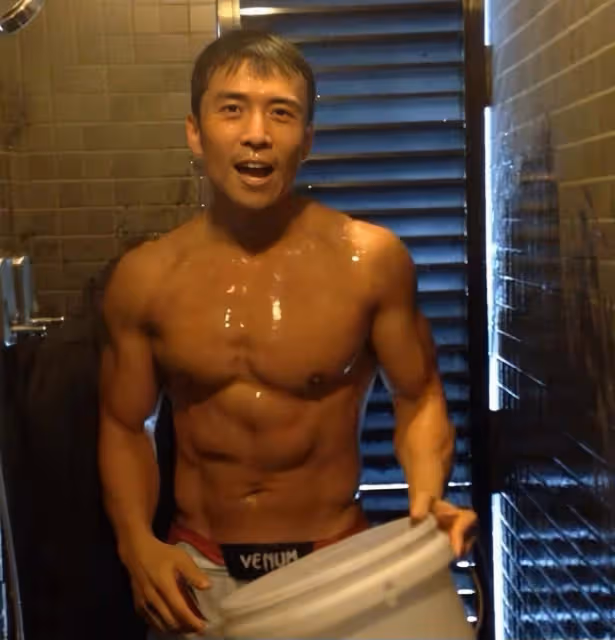香港男星留鬍鬚變滄桑大叔，坐公交車無人認識，55歲仍渴望生小孩