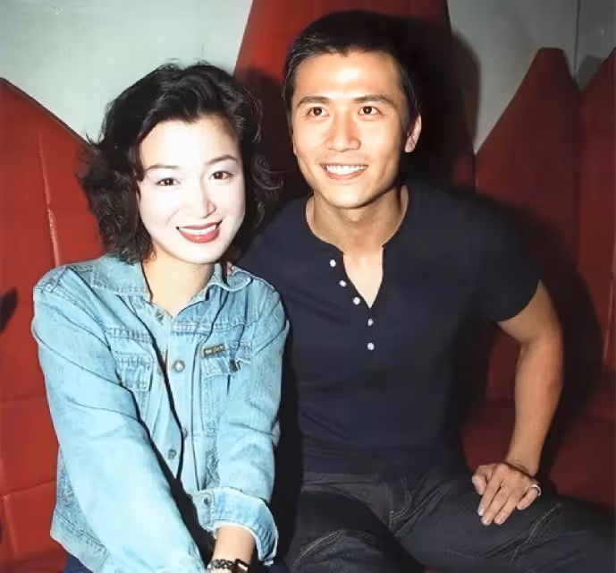 香港男星留鬍鬚變滄桑大叔，坐公交車無人認識，55歲仍渴望生小孩
