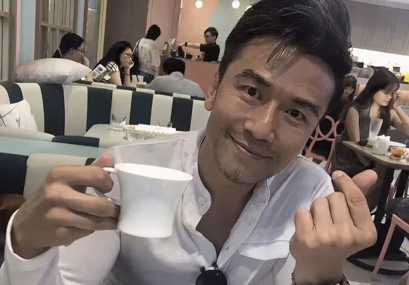 香港男星留鬍鬚變滄桑大叔，坐公交車無人認識，55歲仍渴望生小孩