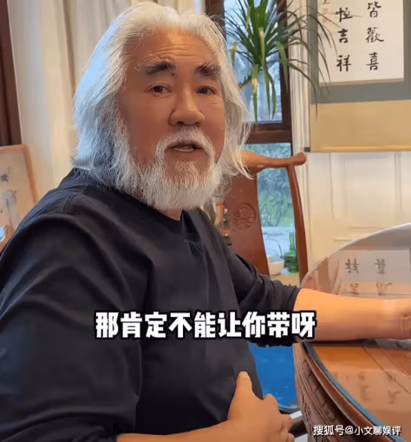 杜星霖曬老公帶娃，72歲張紀中親自給兒子喂飯洗澡，眼神太寵溺