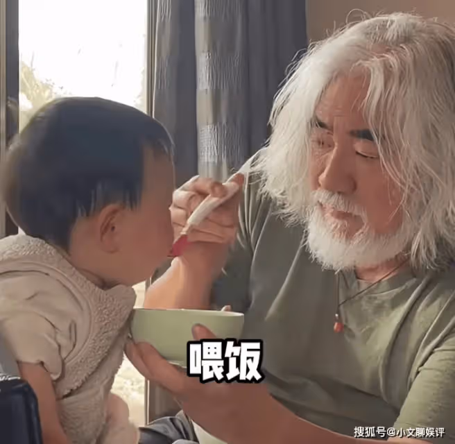 杜星霖曬老公帶娃，72歲張紀中親自給兒子喂飯洗澡，眼神太寵溺