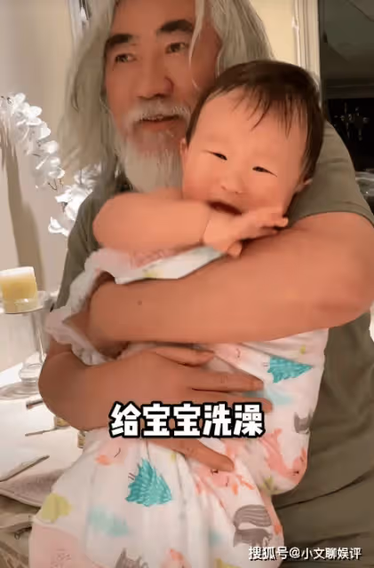 杜星霖曬老公帶娃，72歲張紀中親自給兒子喂飯洗澡，眼神太寵溺
