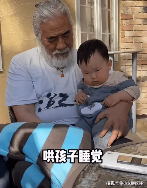 杜星霖曬老公帶娃，72歲張紀中親自給兒子喂飯洗澡，眼神太寵溺
