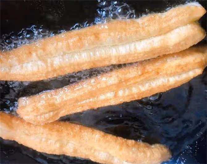 油條怎樣做才能蓬鬆酥脆,涼了不硬?配方比例告訴你,做法超簡單