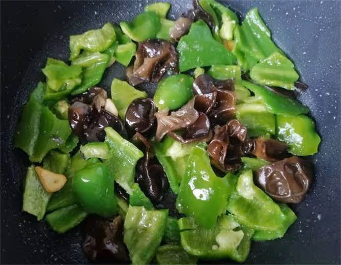 入秋後,這兩種蔬菜一起炒,一周吃一回,清腸道清血管,對身體好