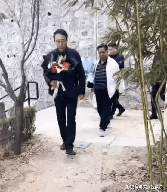 馮鞏攜徒弟祭拜恩師馬季!賈玲缺席遭質疑,不掃墓前塵被諷走過程