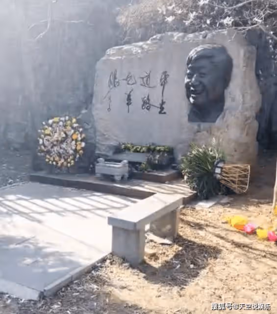 馮鞏攜徒弟祭拜恩師馬季!賈玲缺席遭質疑,不掃墓前塵被諷走過程