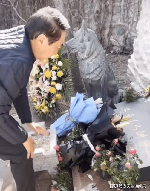 馮鞏攜徒弟祭拜恩師馬季!賈玲缺席遭質疑,不掃墓前塵被諷走過程