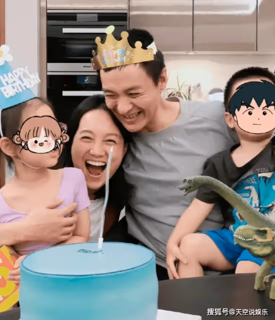 朱丹帶一兒一女坐高鐵,塑料袋裝橘子,3歲兒子吃2元餅乾太省錢