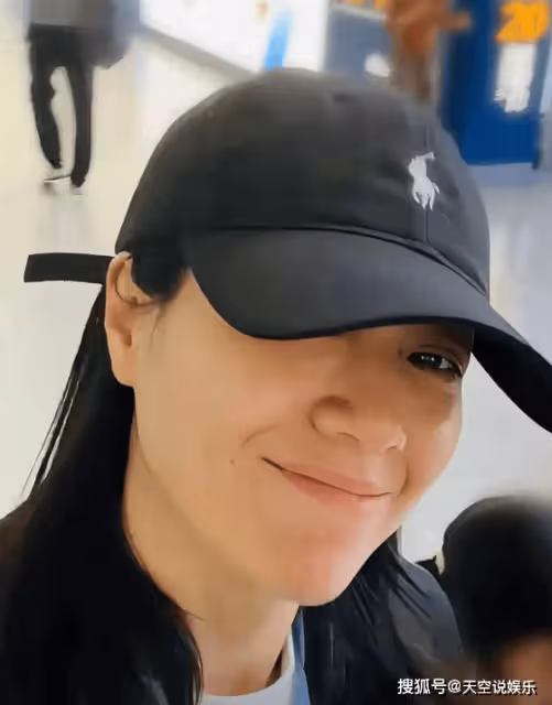 朱丹帶一兒一女坐高鐵,塑料袋裝橘子,3歲兒子吃2元餅乾太省錢